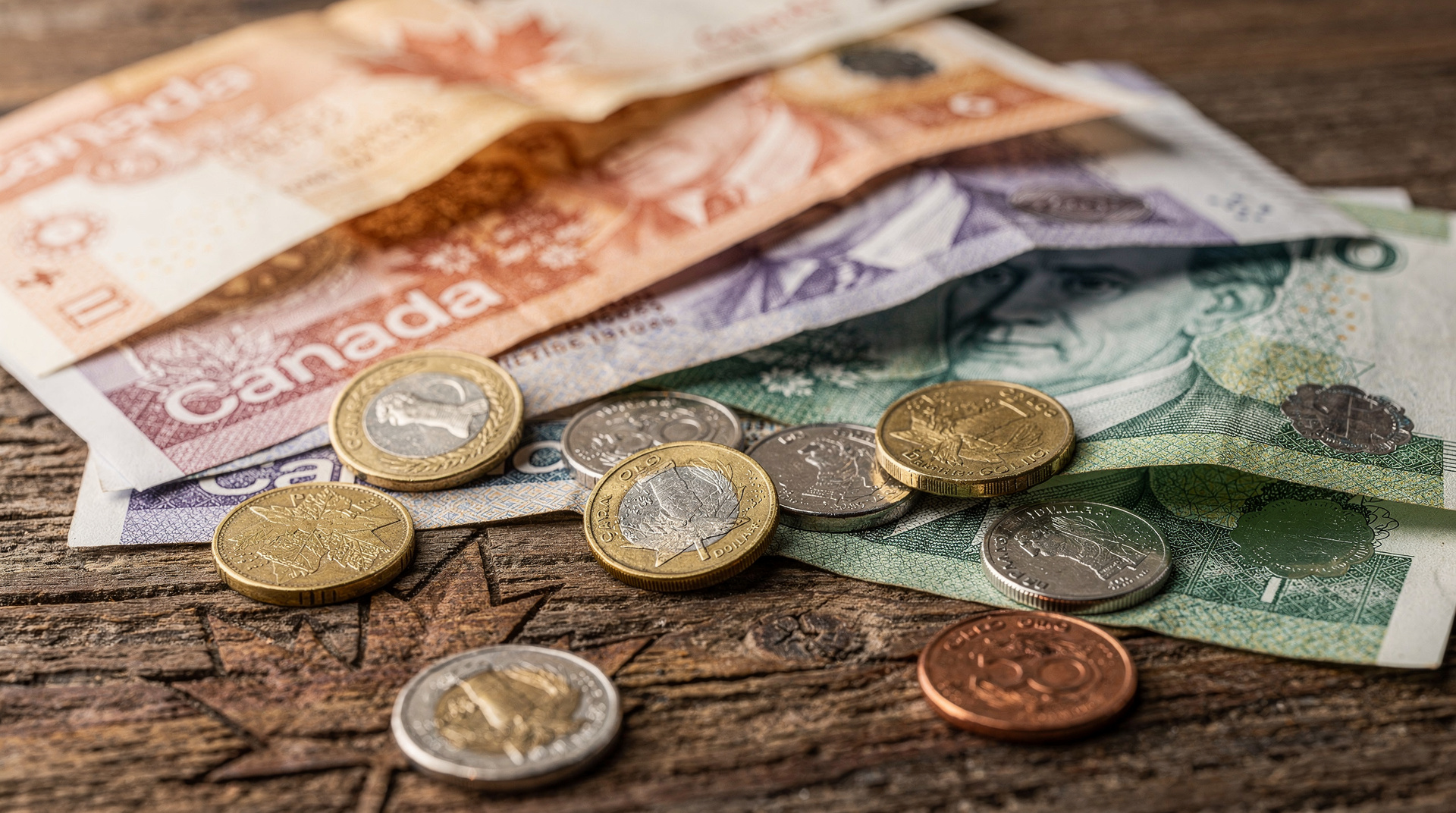 Dollar canadien (CAD) : conseils pour les voyageurs européens et américains — Comment gérer le CAD au Québec : où changer de l'argent, meilleures cartes, cons