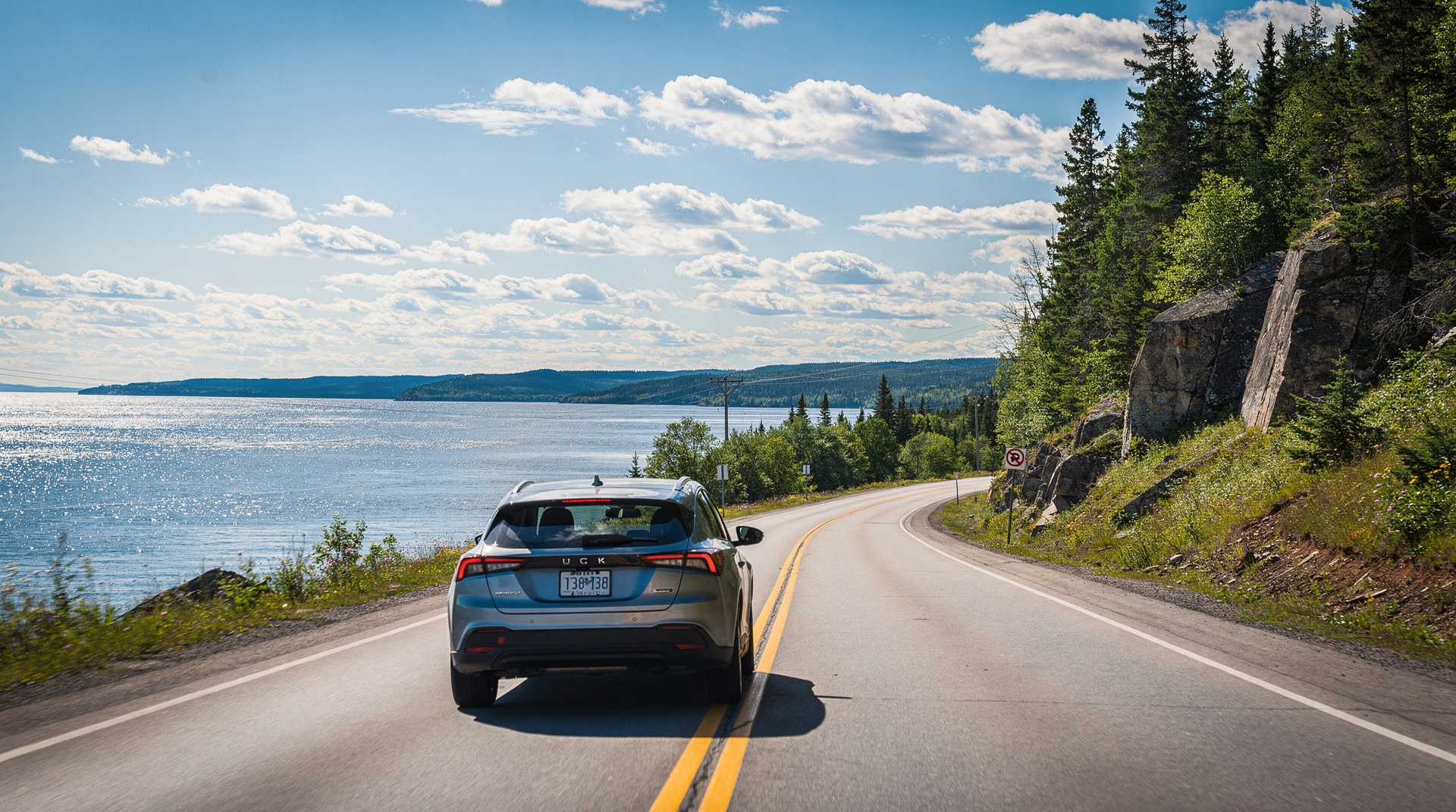 Comment louer une voiture au Québec (et les pièges à éviter) — Location de voiture au Québec : conditions d'âge, permis international, pneus hi
