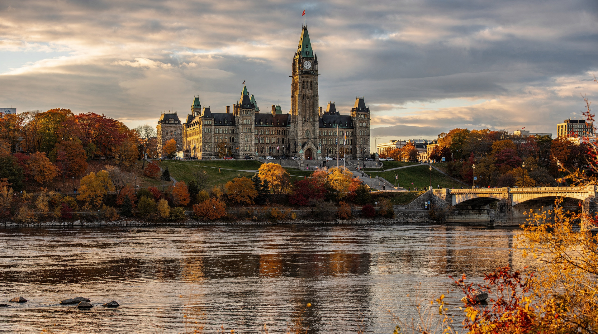 De Montréal a Ottawa: guía de excursión de un día — Montréal a Ottawa en un día: 2h en coche, museos gratuitos, la Colina del Parlam